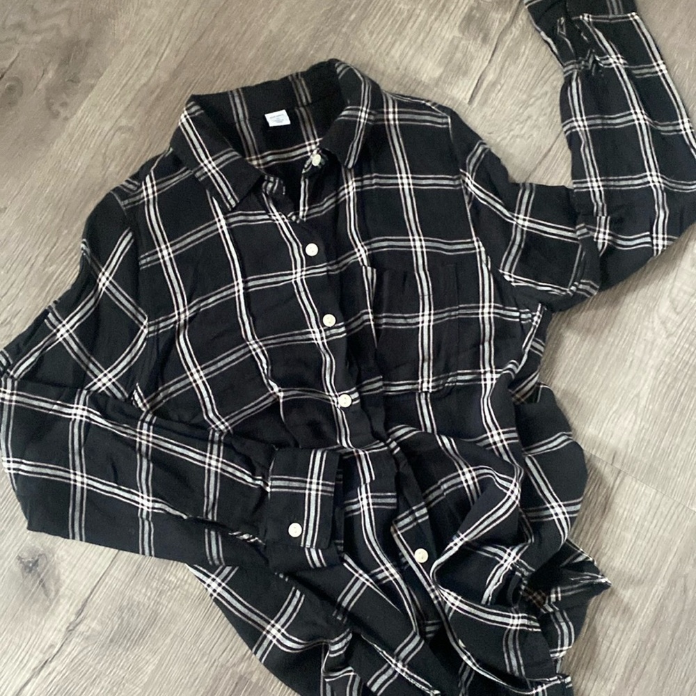 Super cute light pink/ white/ black light weight plaid business casual shirt